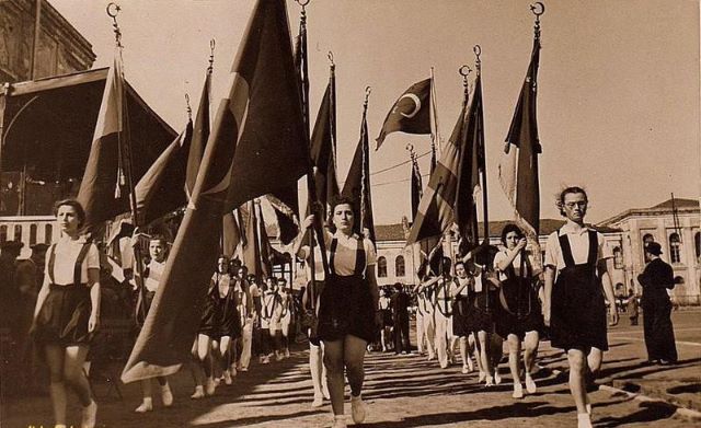 1939 yılında  yapılan bir 19 mayıs kutlaması genç öğrenciler ellerinde büyük Türk bayrakları ile yürüyor.