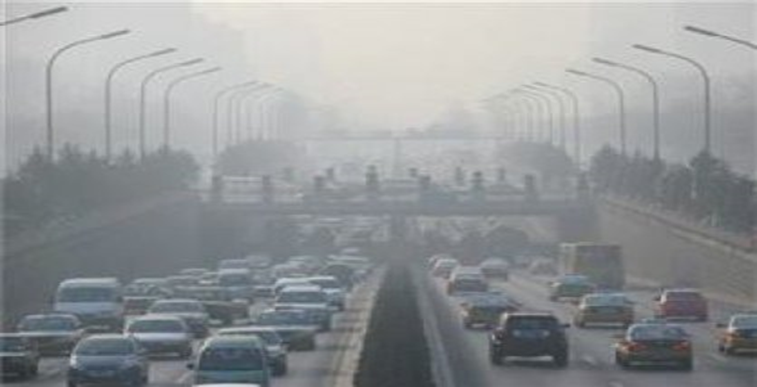 kentsel hava kirliliği, gidiş geliş toplam altı şeritli bir otoyol araçlarla dolu hava egzos dumanları ile gri renk