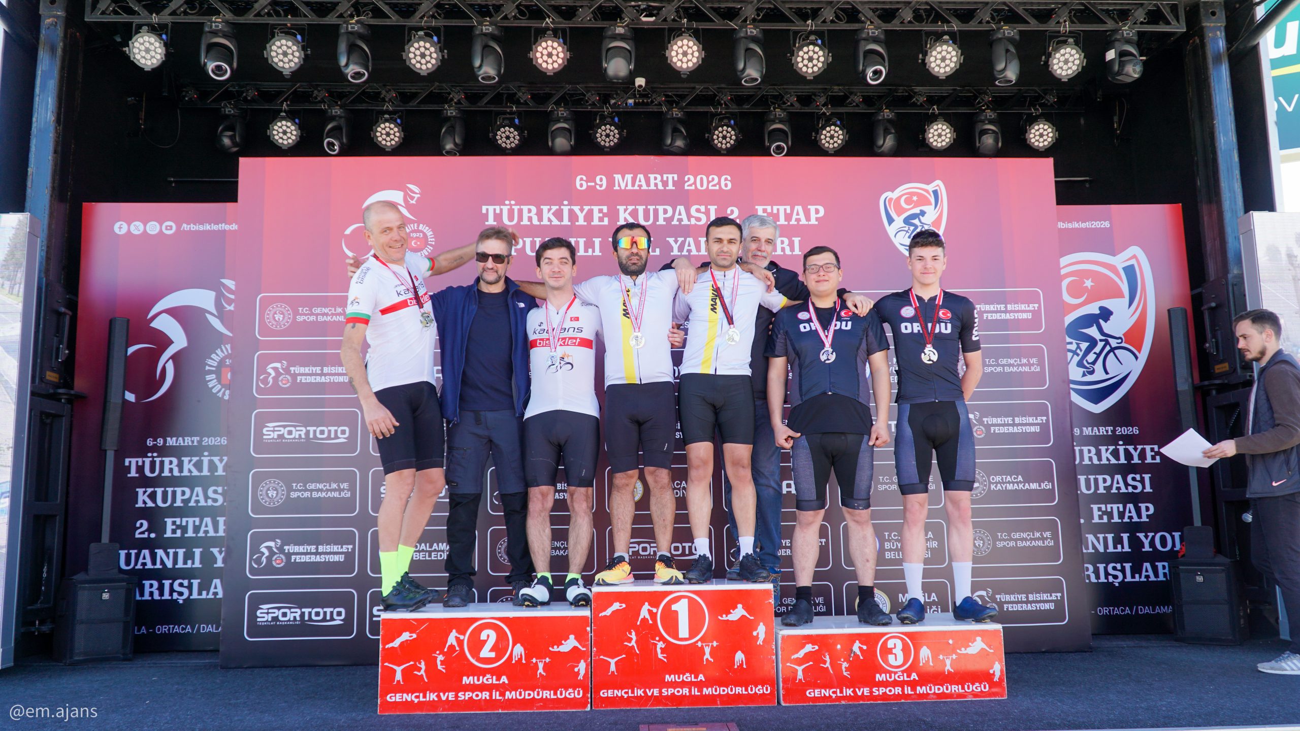 Erkekler Kürsü Fotoğrafı