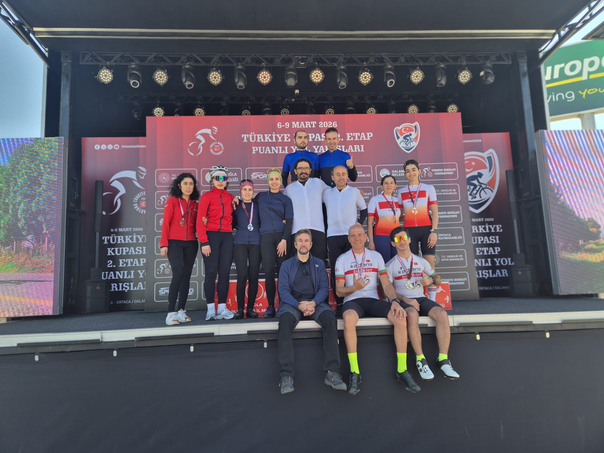 Yarış sonrası genel kürsü fotoğrafı