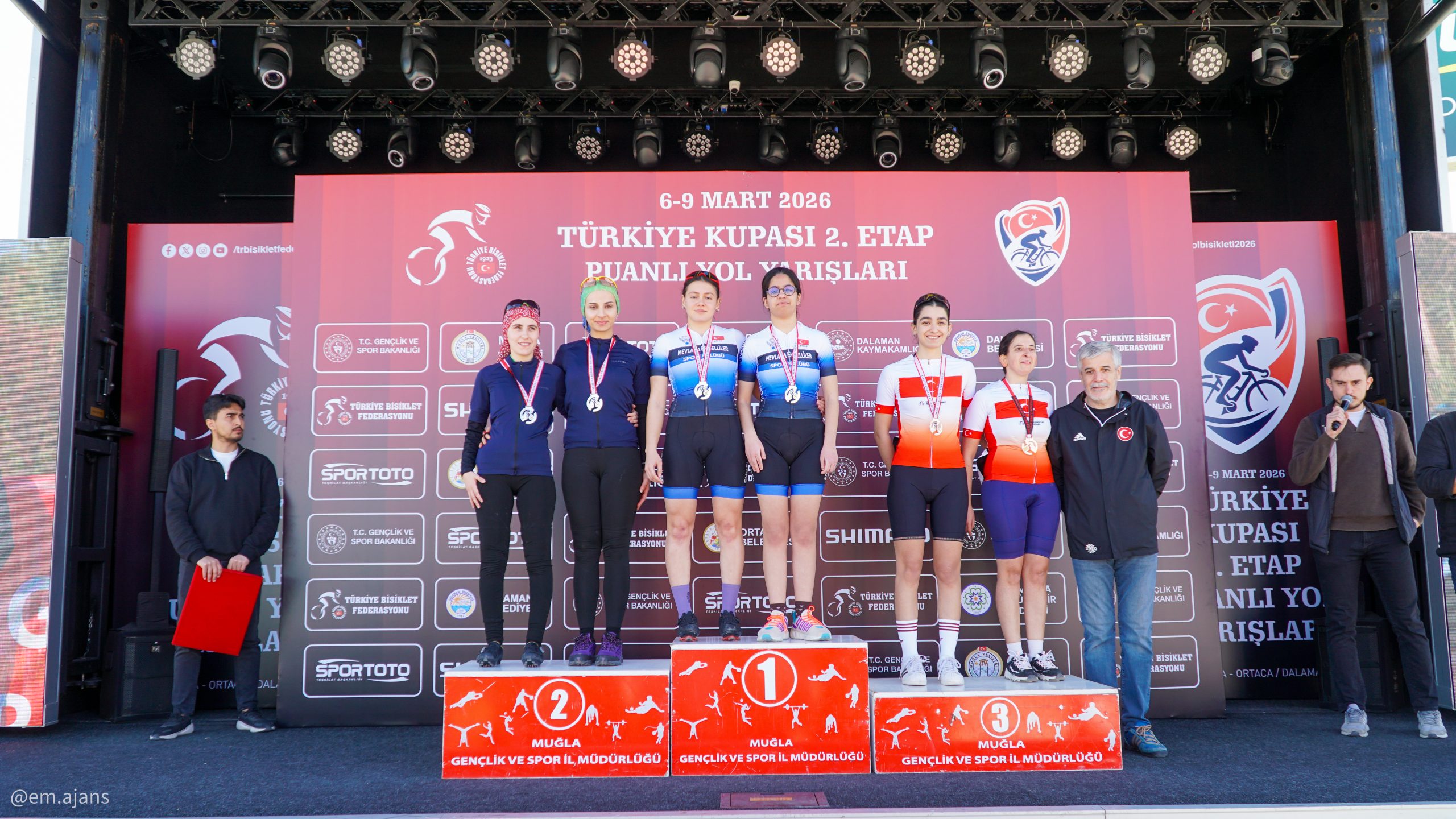 Kadınlar Kürsü Fotoğrafı